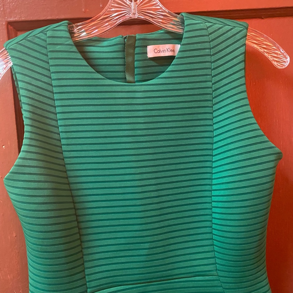 GREEN CALVIN KLEIN SLEEVELESS FITTED DRESS (WORN ONCE ONLY FOR 3 HOURS) - Picture 3 of 11